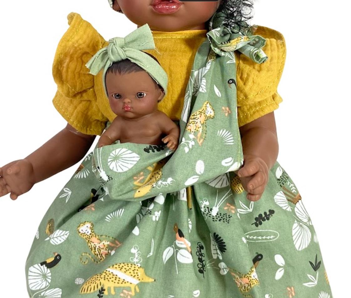 Nines D'Onil: Μωρό Maria με πράσινο φόρεμα και μωρό σε μάρσιπο