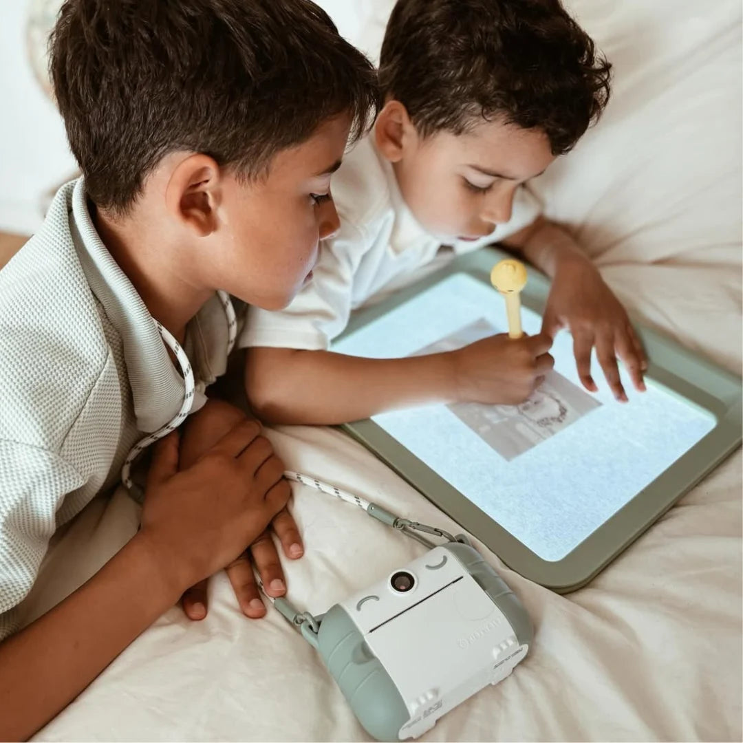 KIDYWOLF: Tablet ζωγραφικής με φως, 2 όψεων με οθόνη LΕD & μαυροπίνακα- Επαναφορτιζόμενο