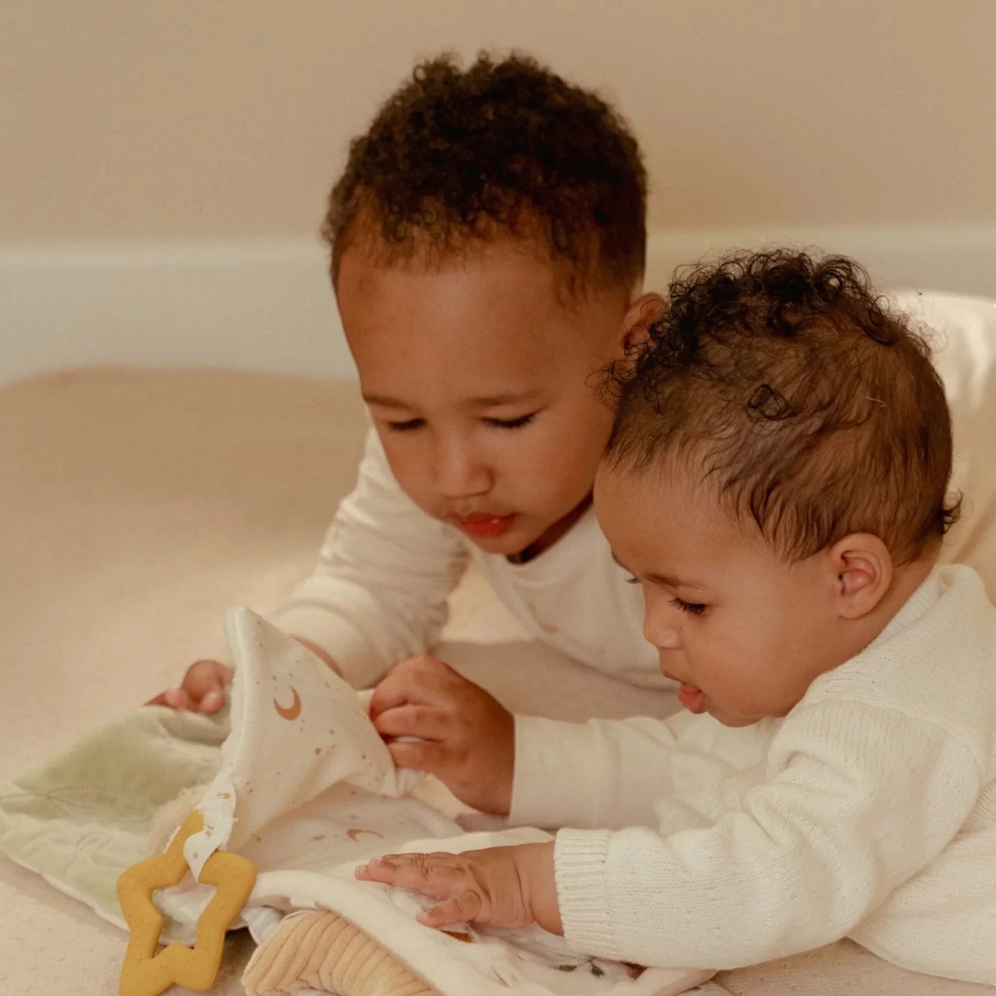 Little Dutch Υφασμάτινο βιβλιαράκι δραστηριοτήτων Newborn Naturals GRS