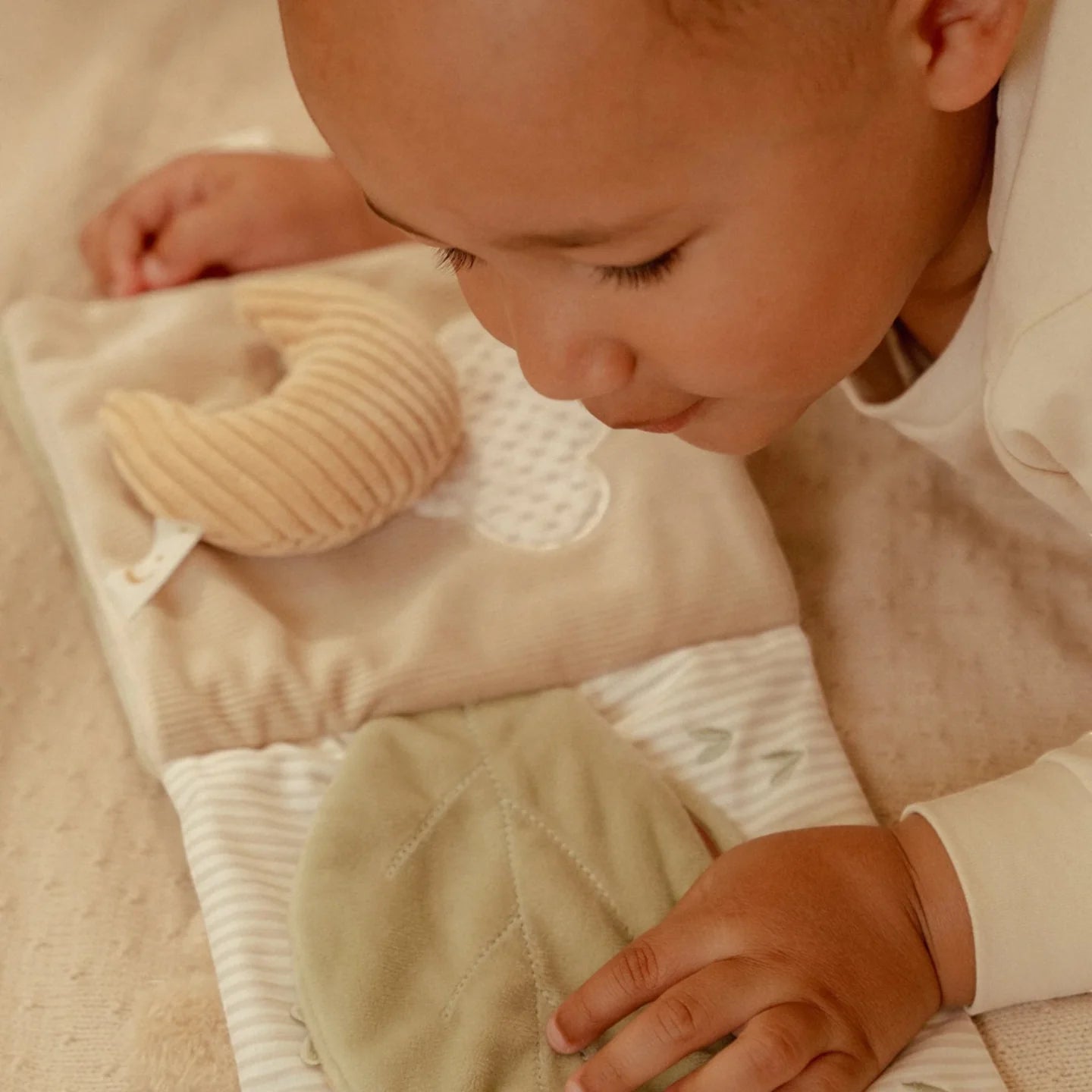 Little Dutch Υφασμάτινο βιβλιαράκι δραστηριοτήτων Newborn Naturals GRS