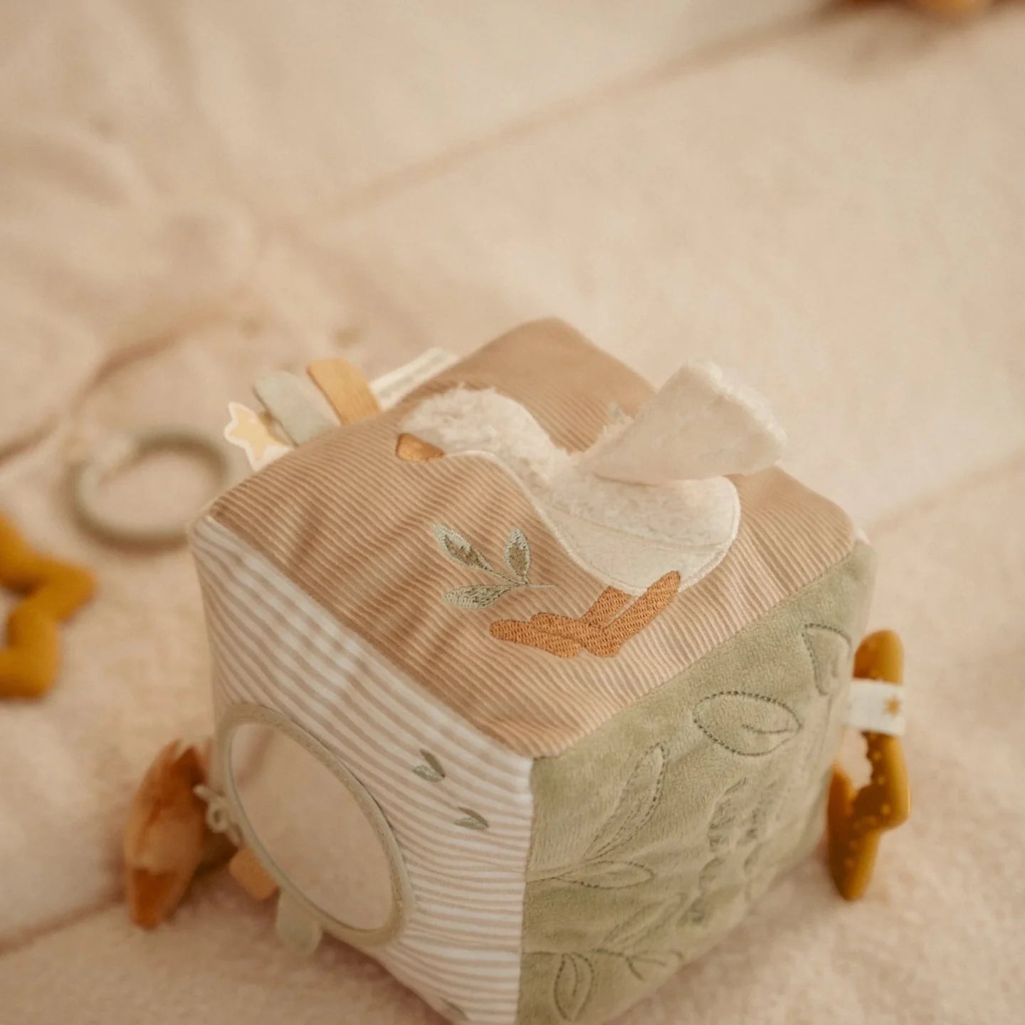 Little Dutch Υφασμάτινος κύβος δραστηριοτήτων Newborn Naturals GRS