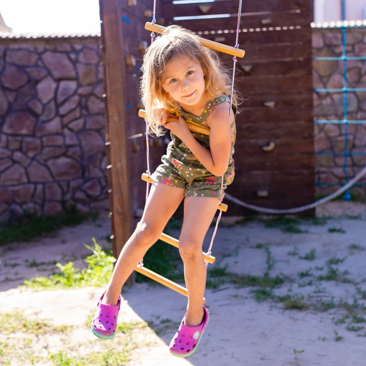 Climbing ladder with rope for children 3-9 years old.