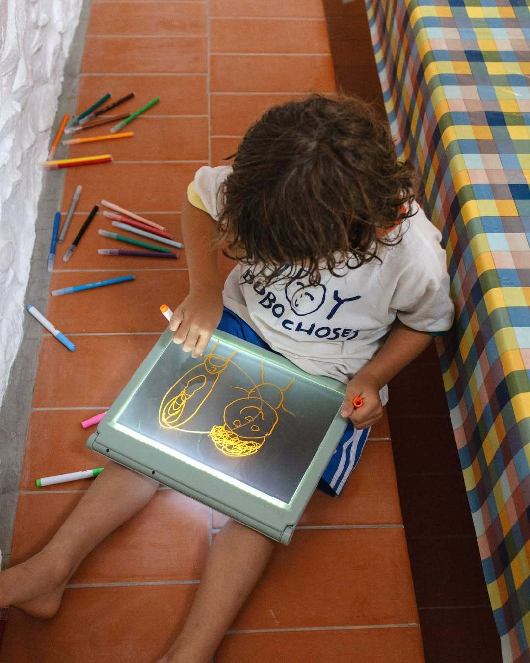 KIDYWOLF: Tablet ζωγραφικής με φως, 2 όψεων με οθόνη LΕD & μαυροπίνακα- Επαναφορτιζόμενο